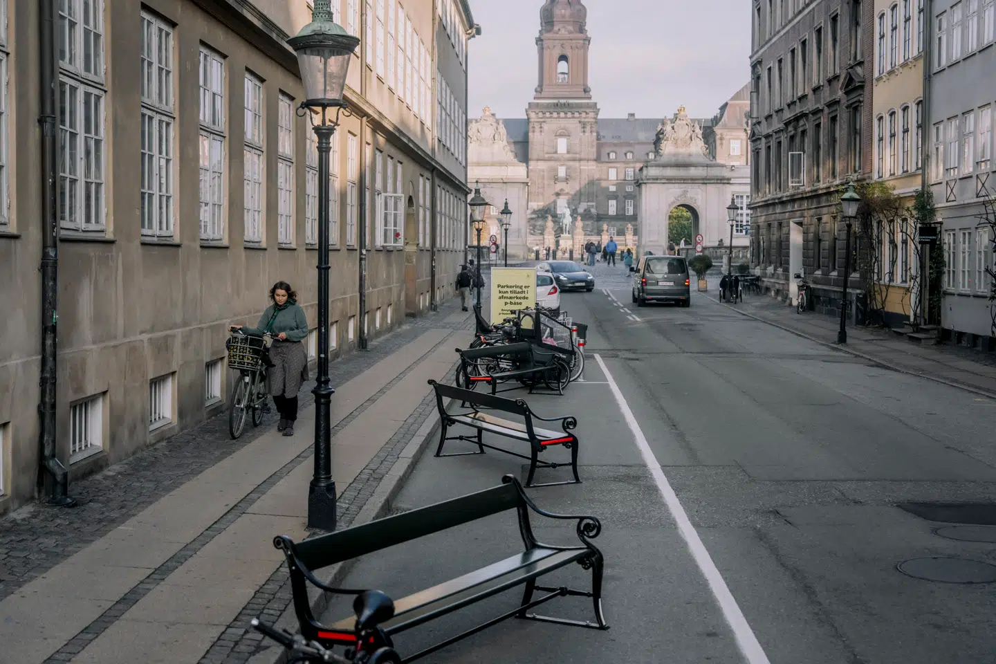 Københavns Kommune har sat bænke op i parkeringsbåse rundt omkring i det indre København. Her i Ny Vestergade ser man sjældent nogen bruge dem.
