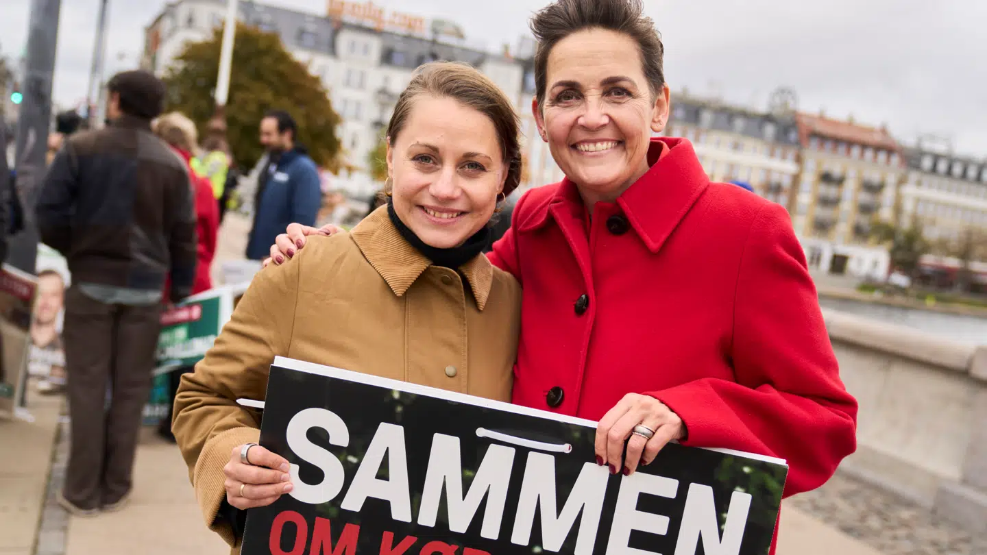 SFs formand Pia Olsen Dyhr og overborgmesterkandidat Sisse Marie Welling hænger plakater op.