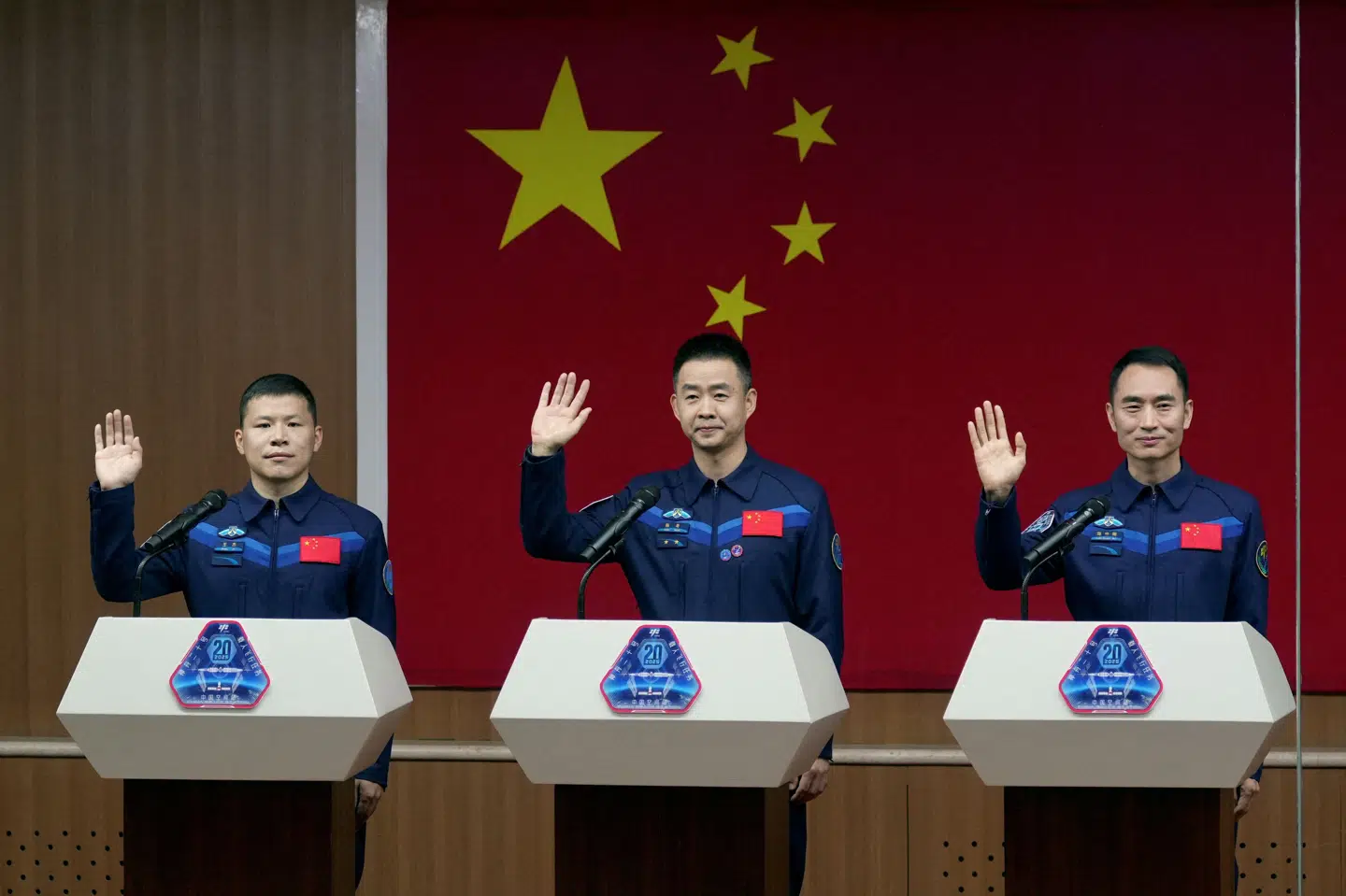 De tre taikonauter Chen Dong, Chen Zhongrui og Wang Jie mødte pressen, før de blev sendt afsted mod den kinesiske rumstation i april. Fredag er de vendt tilbage til Jorden. (Arkivfoto)
