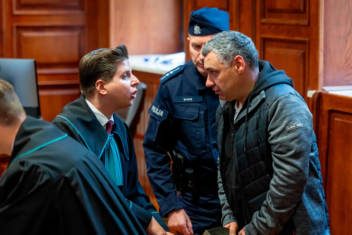 Ukrainske Volodymyr Zhuravlyov (til højre) er mistænkt for at være involveret i sprængningerne af Nord Stream-rørledningerne i 2022. Polen har nægtet at udlevere ham til retsforfølgelse i Tyskland.