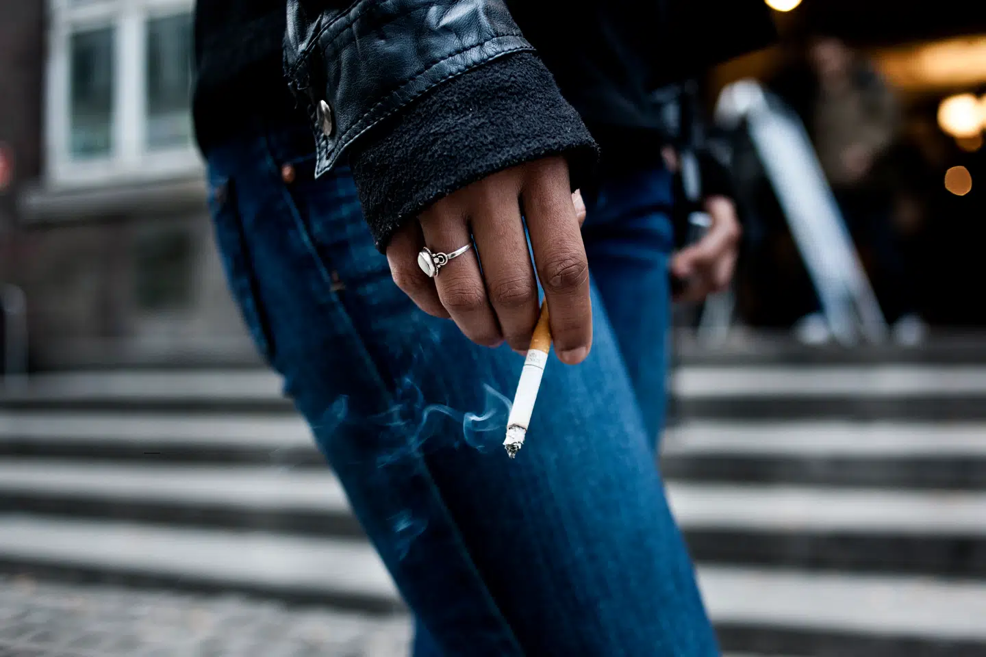 Rygeforbuddet er nu – af sig selv – rykket udenfor i det offentlige rum, hvor virksomheder, institutioner m.fl. er begyndt at forbyde rygning under åben himmel. Et af de steder er Københavns Voksenuddannelsescenter på Vognmagergade. Her ses Niobe Gainoer, 25 år, HF-studerende.