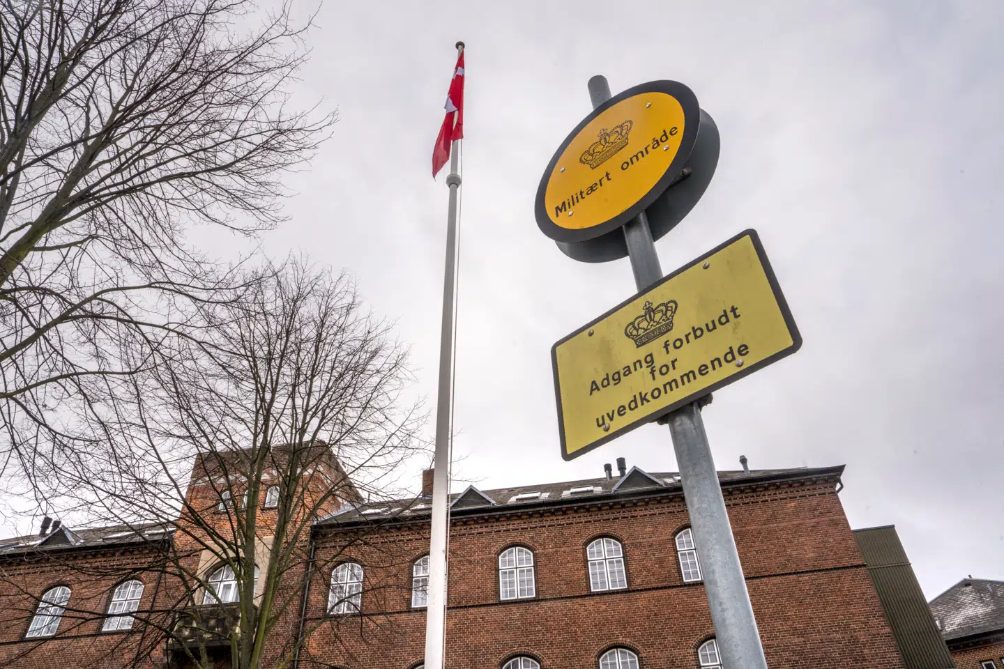 Forskerne på Forsvarsakademiet føler sig ikke alene presset til tavshed. Også deres erklæret uafhængige forskning er under politisk pres, fortæller de.