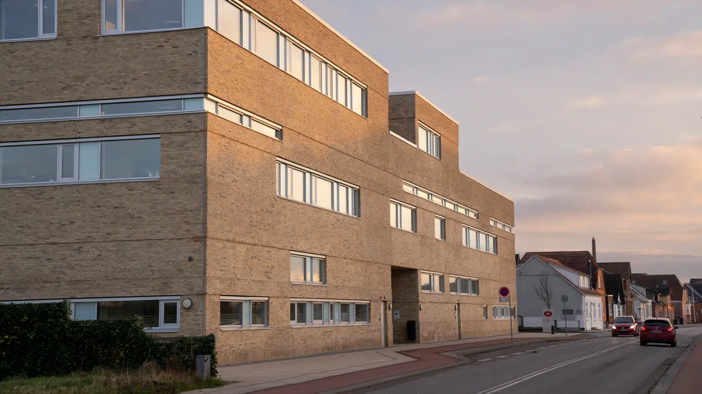 Den omfattende nævningesag mod de to mænd og en kvinde skal afvikles her ved byretten i Holstebro.