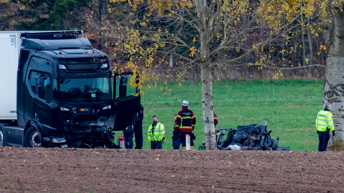 Trafikulykke med personbil og lastbil på Åmarken i Lille Skensved, fredag den 14. november 2025. Beredskabet arbejder på stedet.