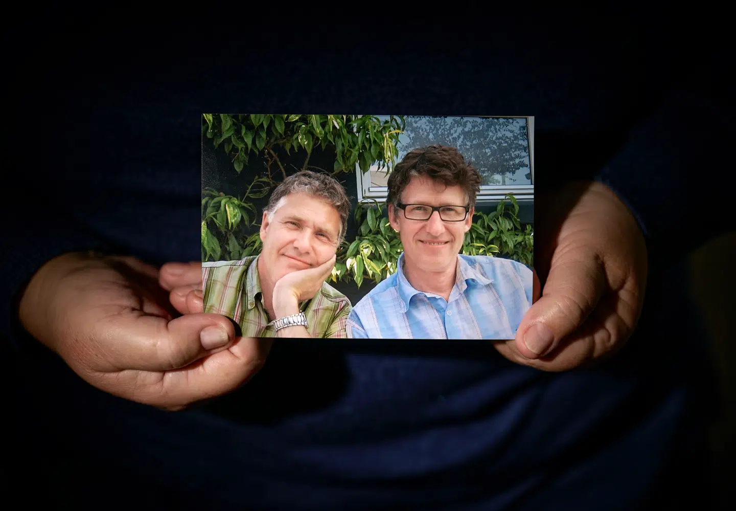 Gunild Hansen mistede sin mand og hans bror til prostatakræft. Ifølge hende kunne de have overlevet, hvis man screenede mænd for sygdommen. På billedet er: Gunilds mand Søren med briller og svogeren i grøn skjorte. Foto: Niels Ahlmann Olesen