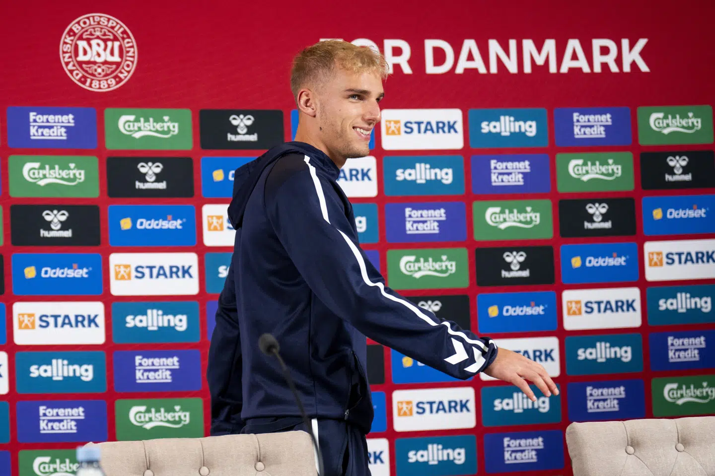 Gustav Isaksen deltog fredag eftermiddag på et pressemøde før kampen mod Belarus.