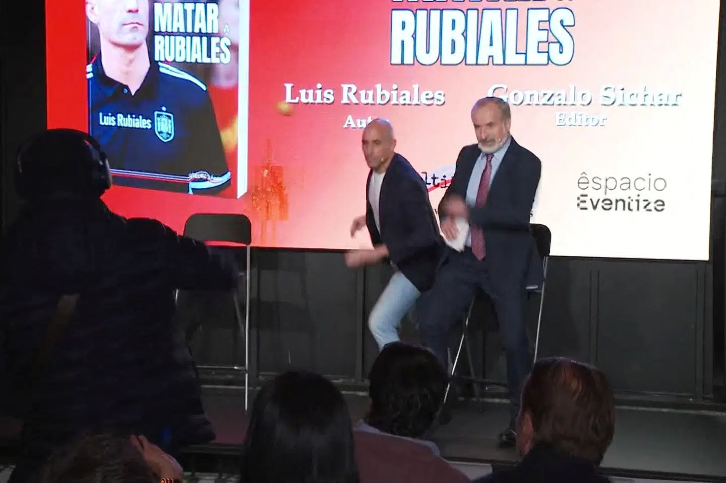 Det forløb ikke, som Luis Rubiales havde håbet torsdag aften, da en slægtning kastede æg efter ham på scenen, hvor han var ved at præsentere sin nye bog.