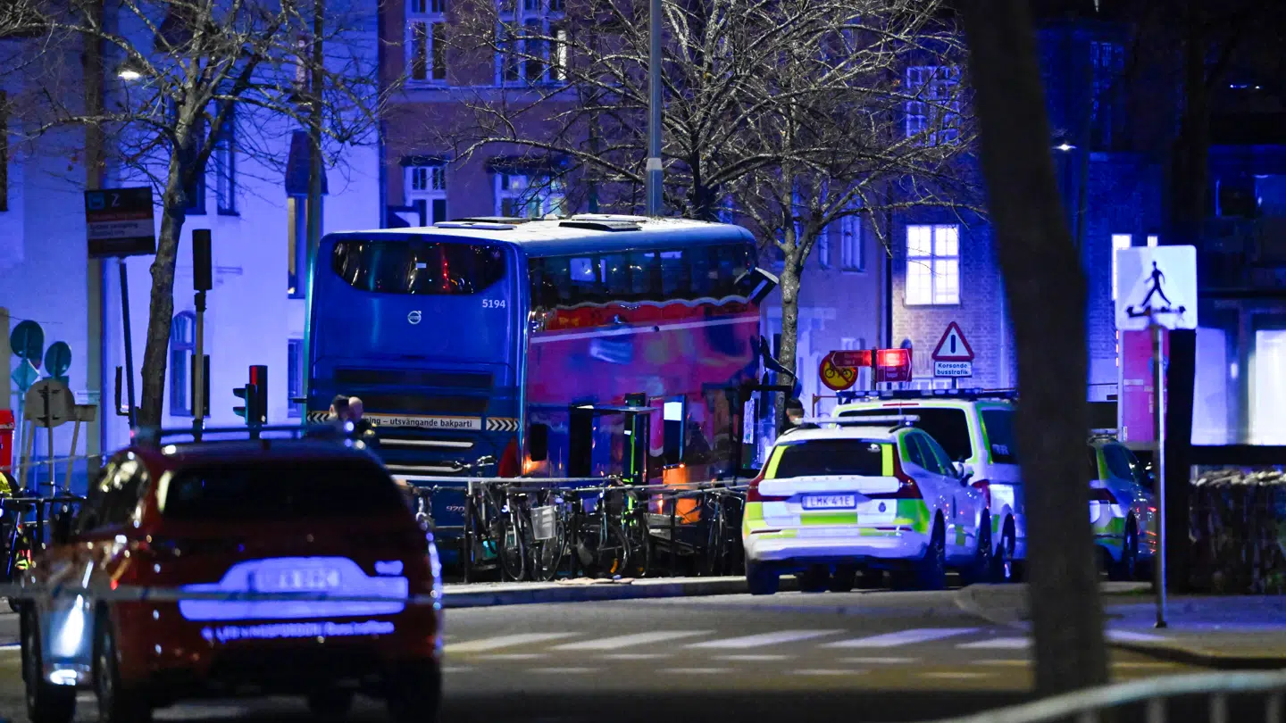 Billeder fra stedet viser den blå dobbeltdækker bus, som fredag eftermiddag kørte ind i et busskur.