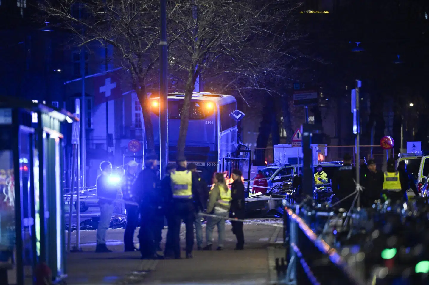 En dobbeltdækkerbus har fredag ramt flere personer ved et busskur i det centrale Stockholm.