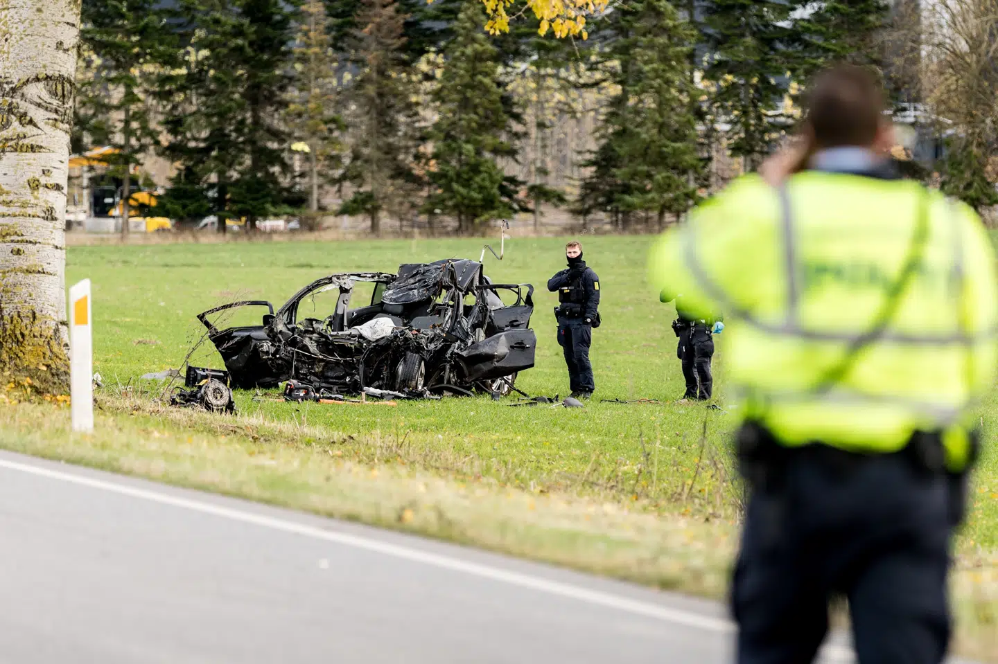 Beredskabet og politi arbejder fredag eftermiddag på ulykkesstedet, efter at en bil og lastbil er stødt sammen i Lille Skensved.