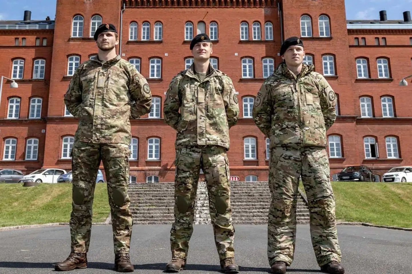 30 soldater modtog i sommer nye uniformer ved Haderslev Kaserne. På billedet fra Forsvaret kan man se tre iført de nye uniformer