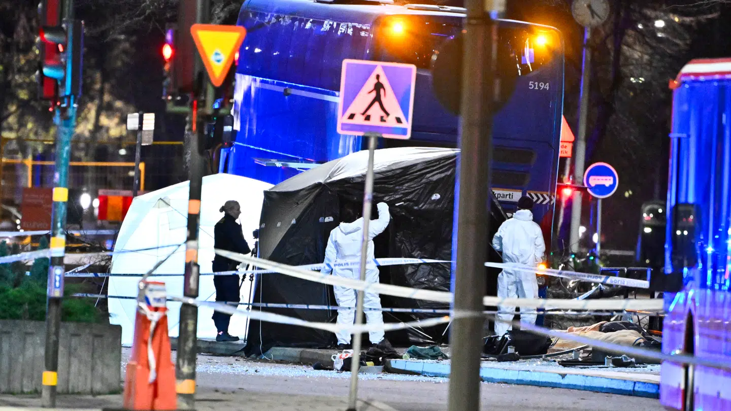 Polititeknikere arbejder på stedet, hvor ulykken skete. Flere personer er alvorligt såret.