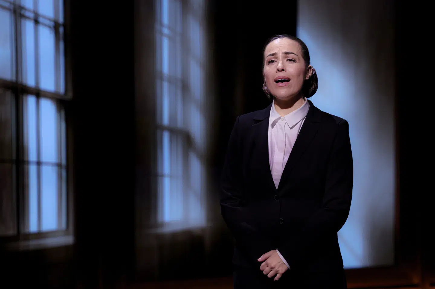 Skuespiller og sanger Maria Lucia Heiberg Rosenberg spiller Birgitte Nyborg i musicalforestillingen "Borgen". (PR-foto)