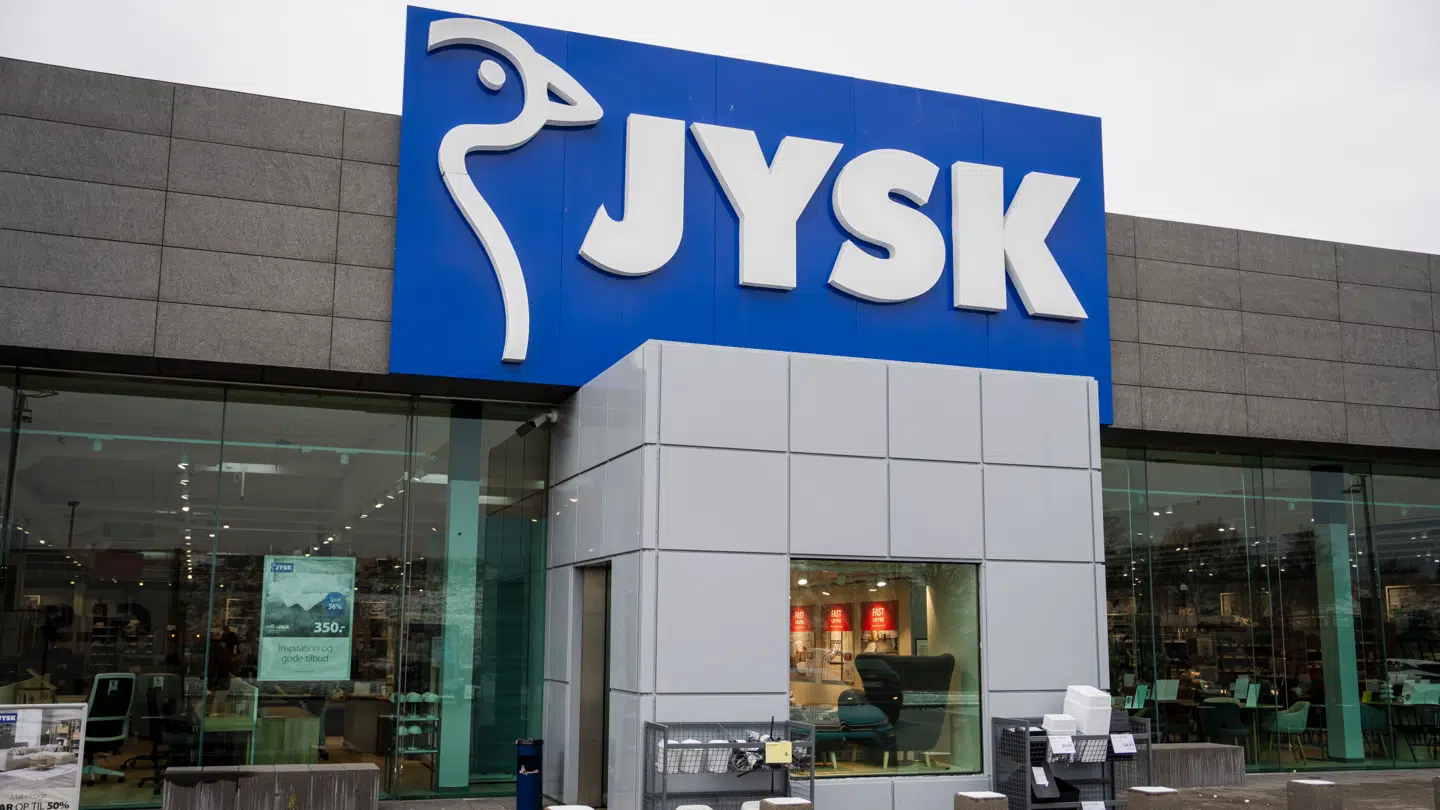 Samtlige butikker i landet holder lukket søndag, men åbner igen mandag.