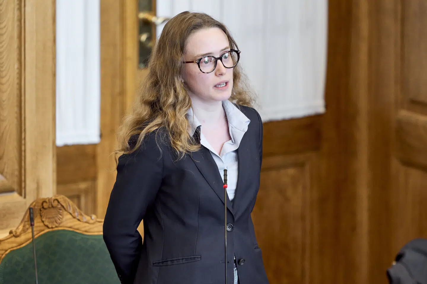 Aki-Matilda Høegh-Dam fra det grønlandske parti Naleraq er her fotograferet til Folketingets afslutningsdebat i maj. I september fik hun orlov fra Folketinget for at deltage i Grønland parlament, Inatsisartuts, efterårssamling og har derfor været dobbeltlønnet. (Arkivfoto).