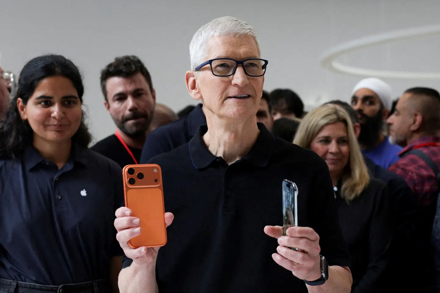65-årige Tim Cook viste i september den nye iPhone 17 pro og iPhone Air frem til et event i Californien. Til næste år kan han være fortid i Apple, skriver avis. (Arkivfoto).