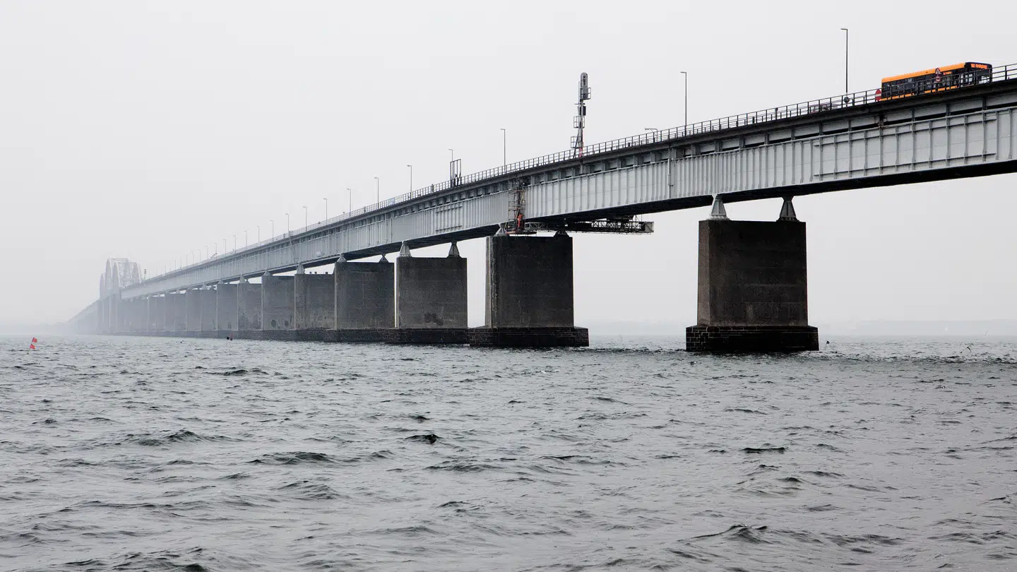 Turen ud på broen er med livet som indsats.