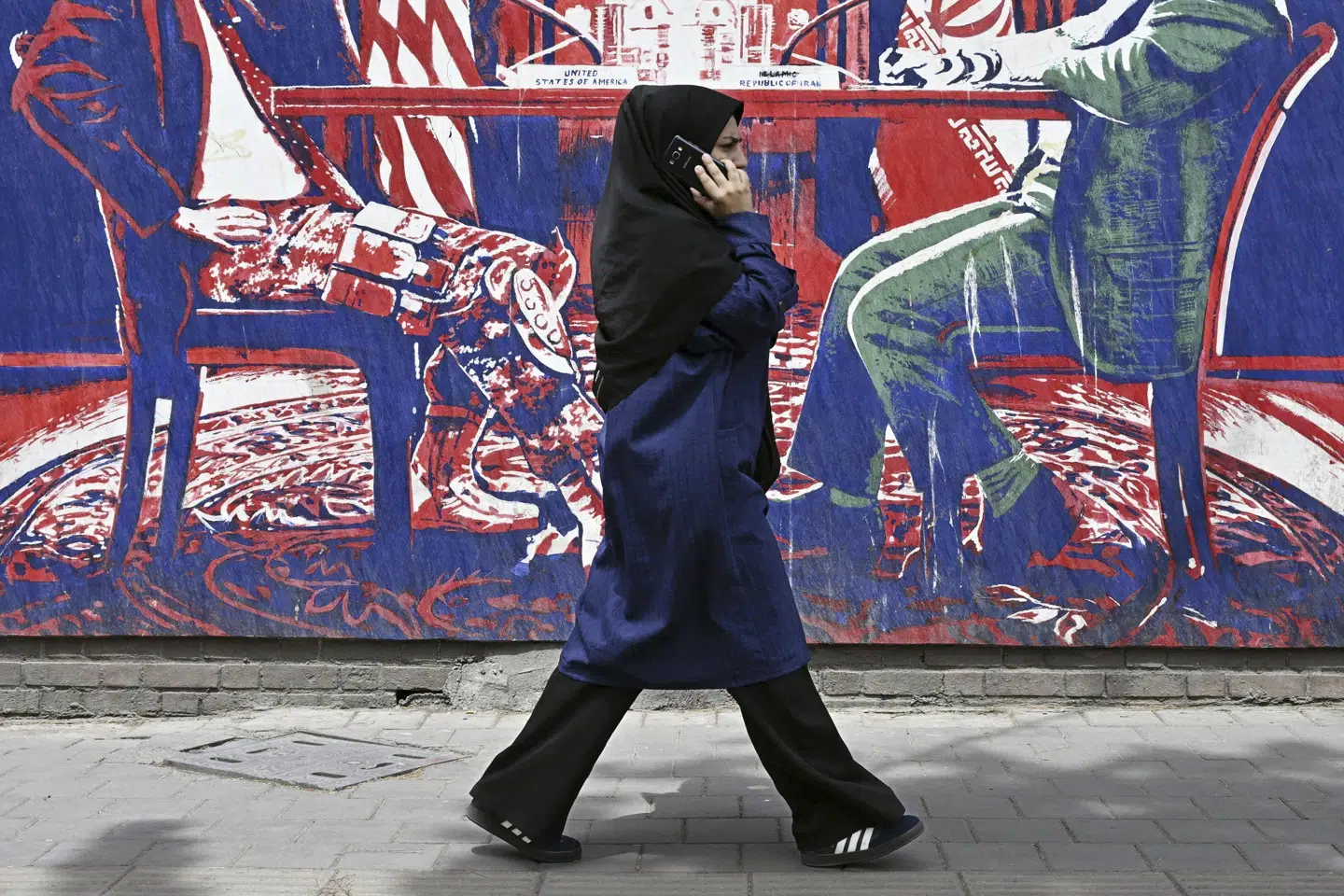 Kvinder skal i Iran tildække deres hår i det offentlige rum, men ikke alle følger loven strengt. (Arkivfoto).