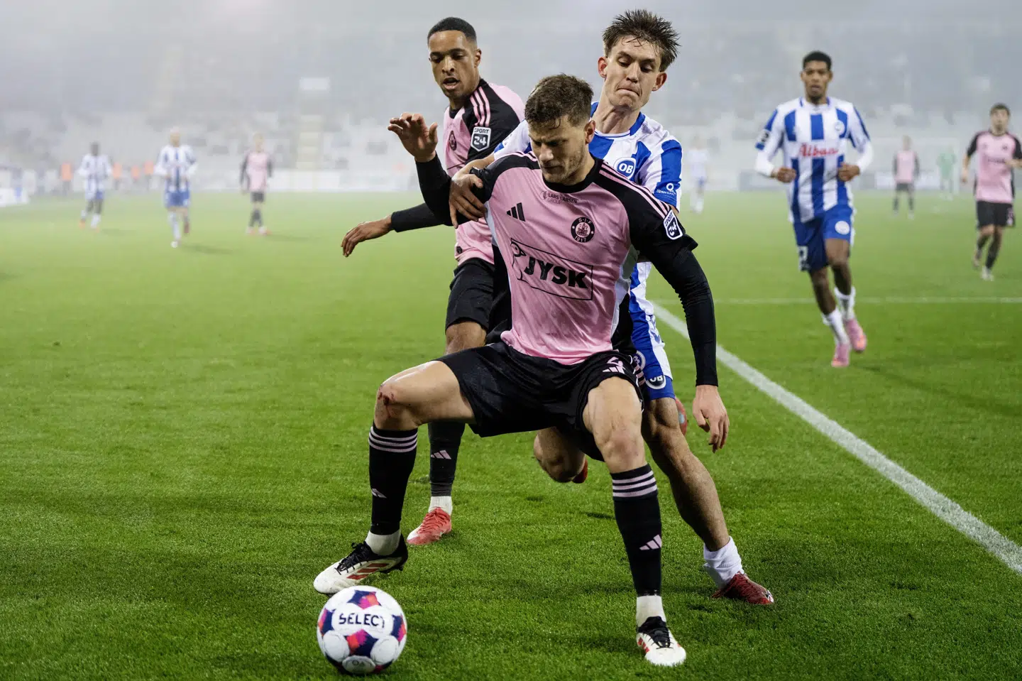 Max Ejdum er i duel med to Silkeborg-spiller i kampen, som endte 1-1. (Arkivfoto).