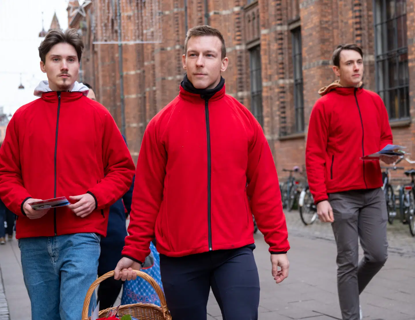 Sådan så det ud, da organisationen Generation Identitær uddelte løbesedler, slik og røde roser.