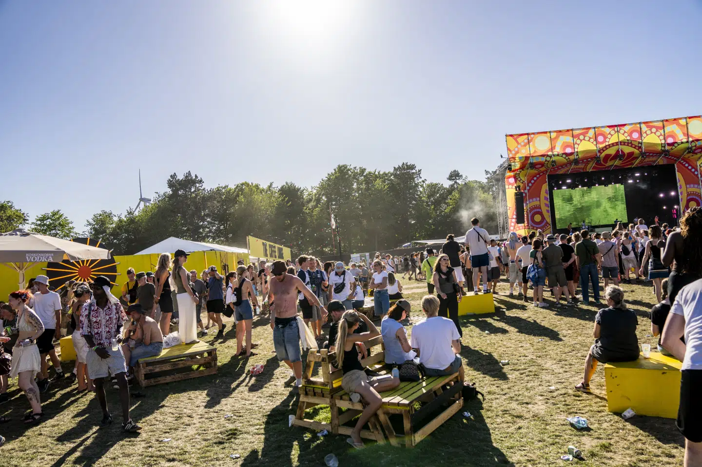 Publikum i solen ved Eos-scenen på Roskilde Festival 2025. I sommer havde Danmark 708 solskinstimer. (Arkivfoto).
