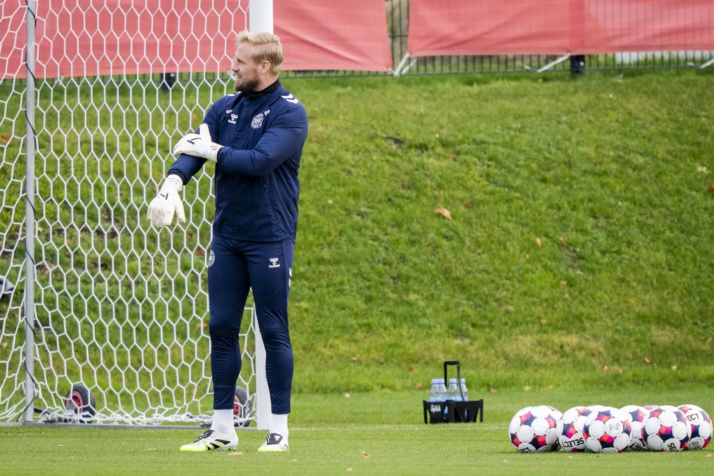 Kasper Schmeichel får karantæne mod Skotland, hvis han pådrager sig et gult kort mod Belarus.