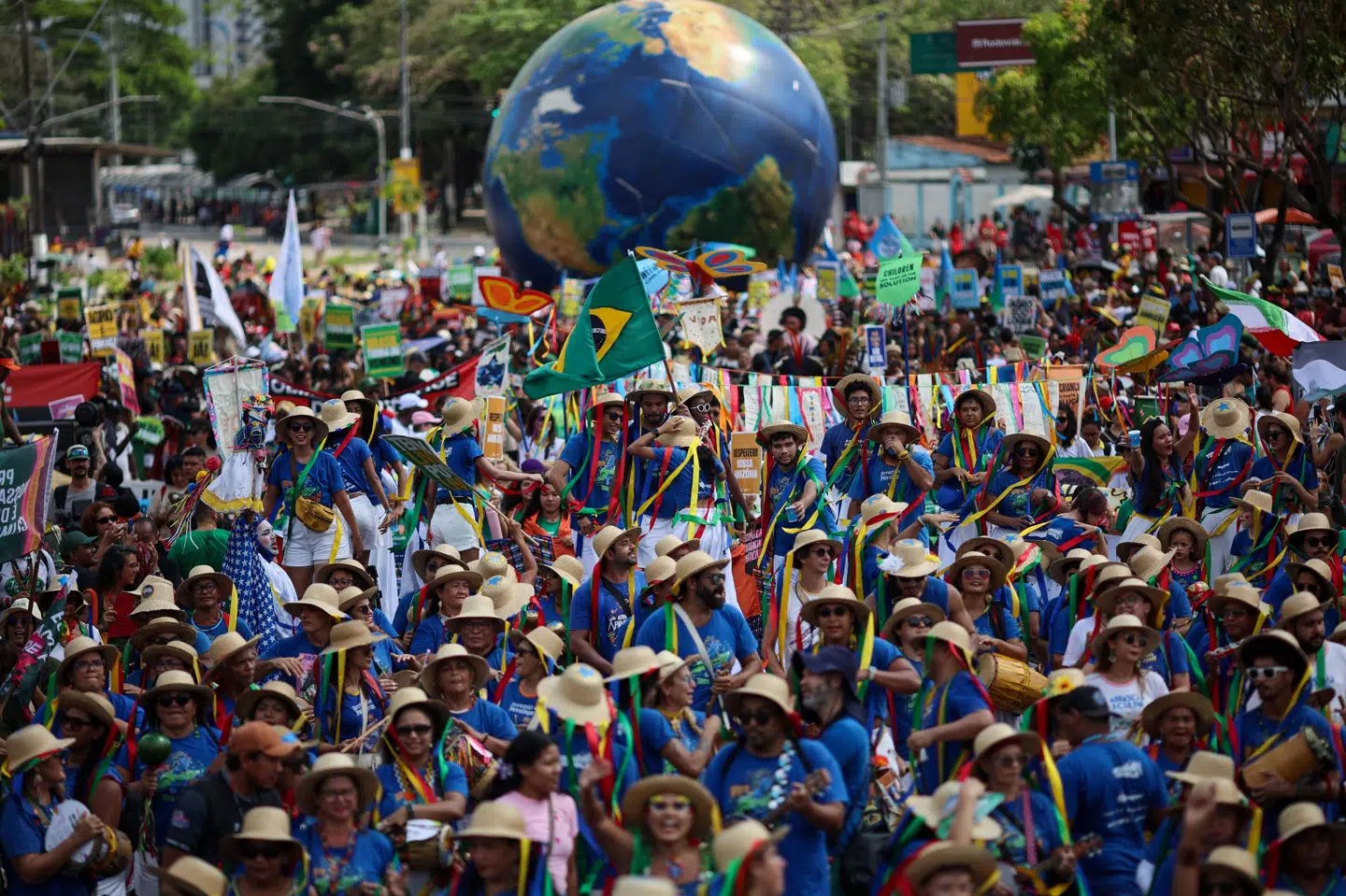 På gaderne i Belém i Brasilien demonstreres der lørdag under FN's klimatopmøde COP30.