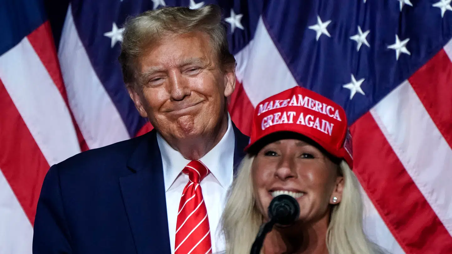Så gode venner var de dengang i foråret 2024, hvor Marjorie Taylor Greene talte til fordel for Donald Trump i valgkampen. (Arkivfoto)