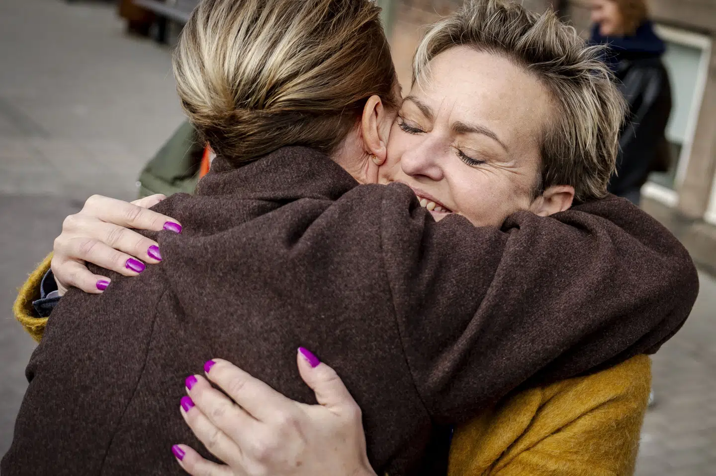 Pernille Rosenkrantz-Theil (S), som her krammer statsminister Mette Frederiksen (S) tidligere på ugen, håber på at blive overborgmester i København.