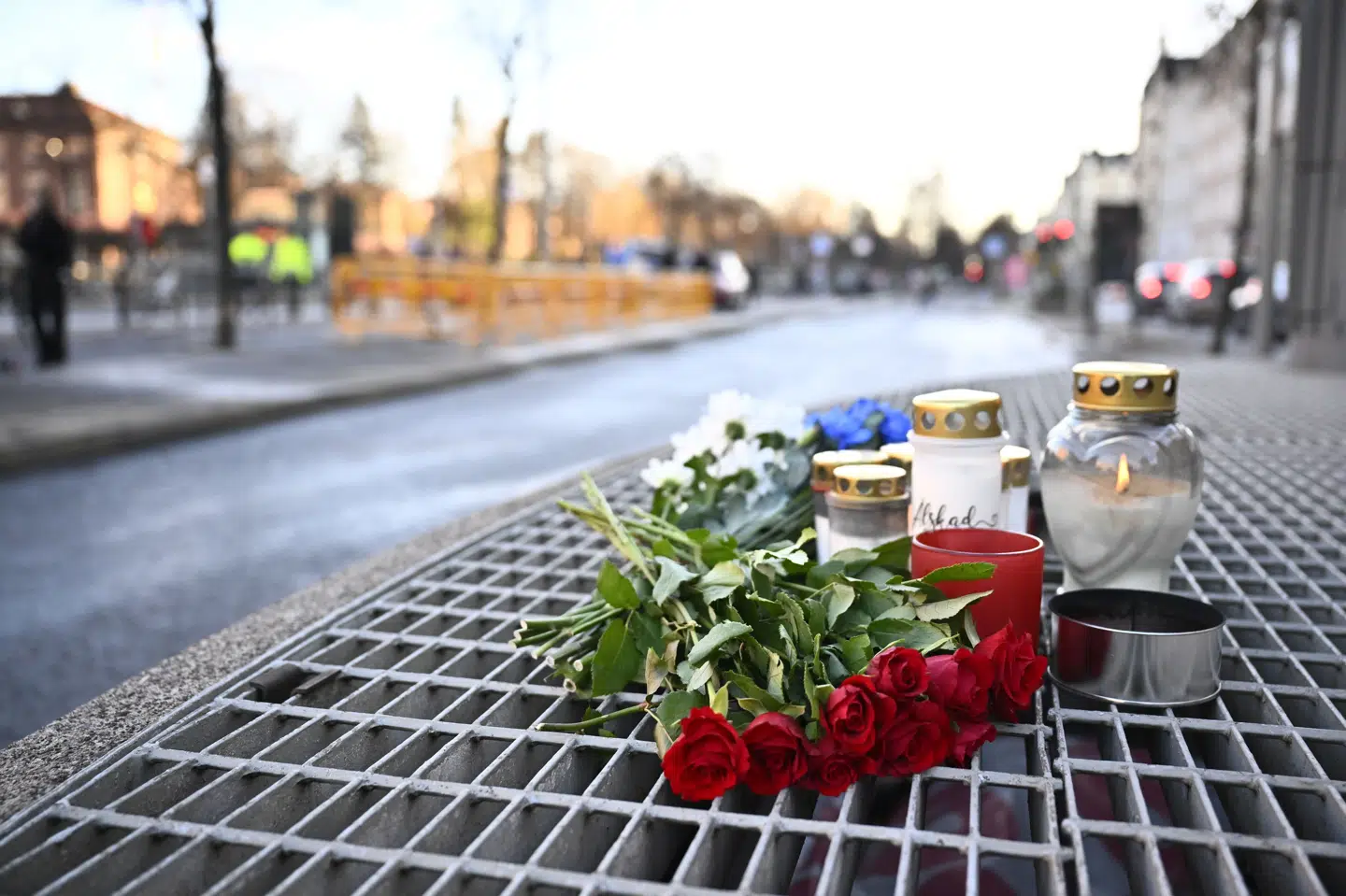 Der er lørdag sat lys og lagt blomster ved stedet, hvor en bus fredag kørte ind i flere mennesker, som ventede ved et busskur.