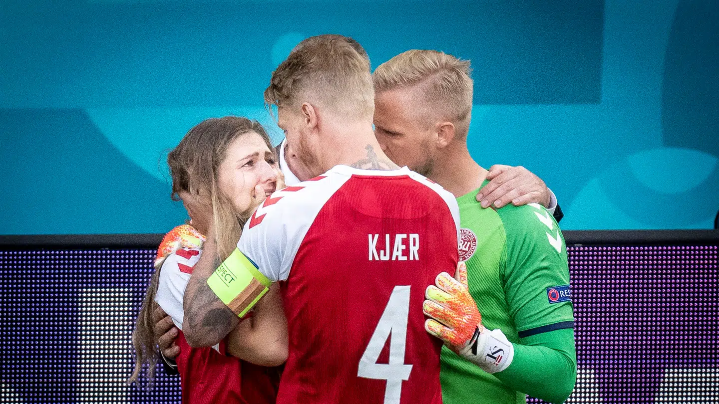 Simon Kjær måtte sammen med målmand Kasper Schmeichel trøste Christian Eriksens kæreste på banen.