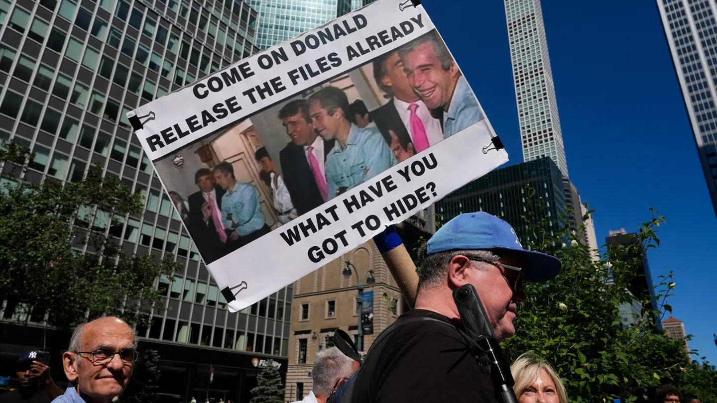 Et banner fra en demonstration i september i år, hvor deltagerne kræver fuld offentliggørelse af Epstein-filerne. (Arkivfoto)
