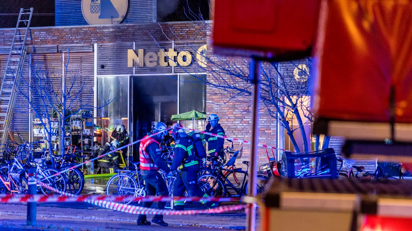 Brandvæsenet rykkede massivt ud til branden i en Netto på Ryvangs Allé i Hellerup.