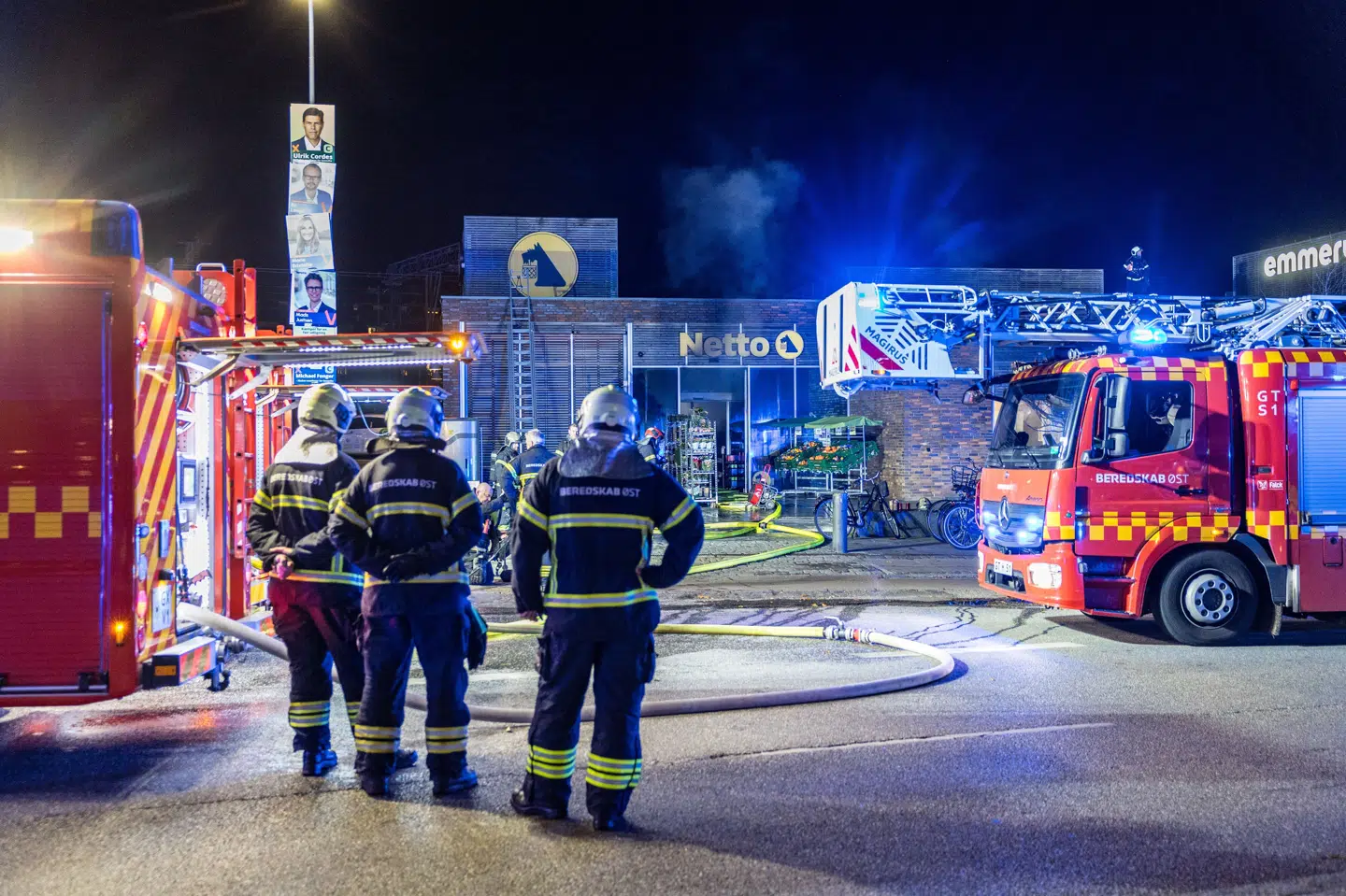 Politi og brandvæsen har lørdag været til stede ved en brand i en Netto-butik på Ryvangs Allé ved Hellerup Station. Politiet mistænker, at branden var påsat.