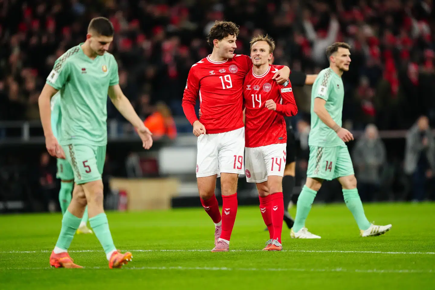 Mikkel Damsgaard (til højre) åbnede tidligt i første halvleg den danske målscoring, men i anden halvleg gik det galt.