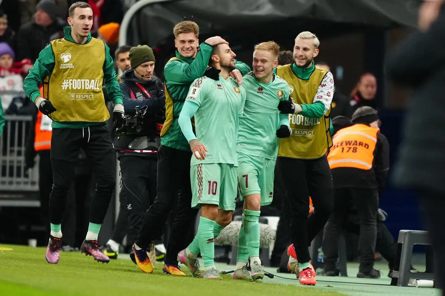 Belarus scorede to gange på tre minutter og fik 2-2 i Parken.