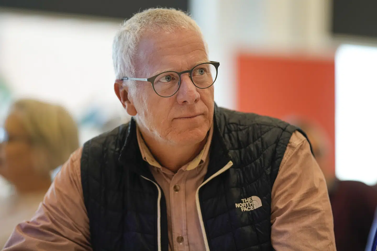 Kristian Andersen, der er Kristendemokraternes borgmesterkandidat ved dette års kommunalvalg, sidder på partiets landsmøde på Hotel Severin i Middelfart 16. oktober 2021. Han vil ikke vie homoseksuelle, hvis han bliver borgmester, og det kalder ligestillingsminister Magnus Heunicke (S) et "tilbageskridt". (Arkivfoto).