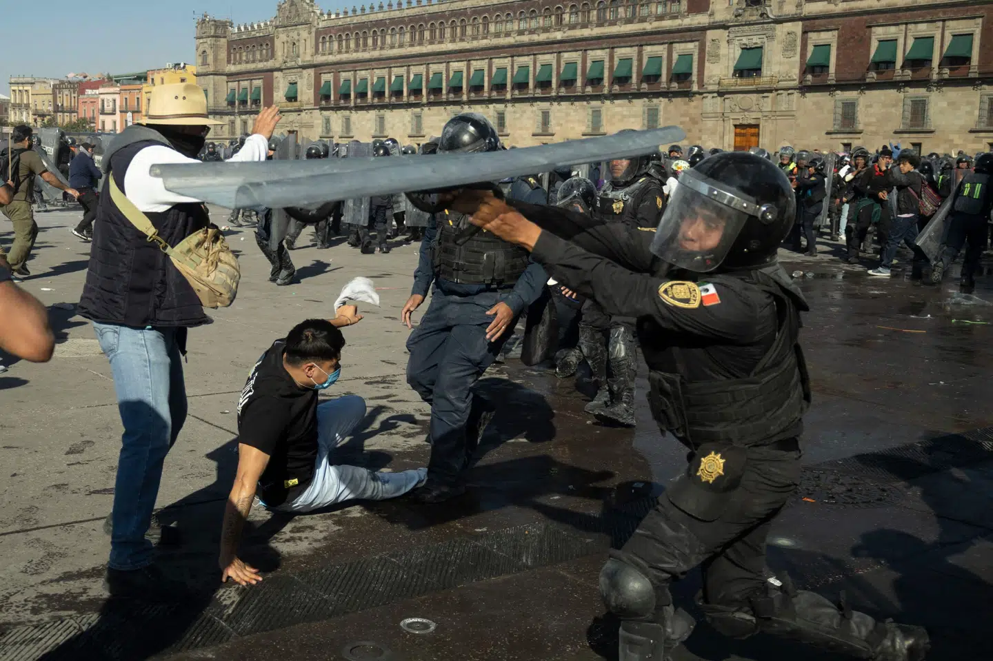 Politi og demonstranter er lørdag stødt sammen foran præsidentens bolig i Mexico City. Tusindvis af mennesker har demonstreret flere steder i Mexico.