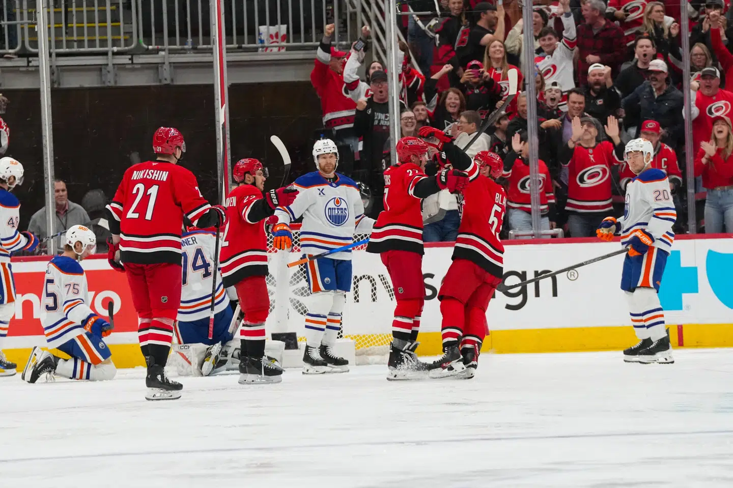 Ishockeyspilleren Nikolaj Ehlers jubler over sin scoring med holdkammeraterne fra Carolina Hurricanes i opgøret mod Edmonton Oilers.