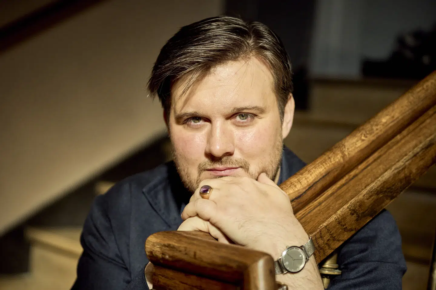 - Man har altid som skuespiller lyst til at afstå fra at spille og faktisk finde noget, der er ægte inde i en selv. Når man slår et hul ind til det, kan det godt oversvømme en lidt, siger 35-årige Nicolai Jørgensen om arbejdet med at træde ind og ud af en karakter som Frans fra "Carmen Curlers".