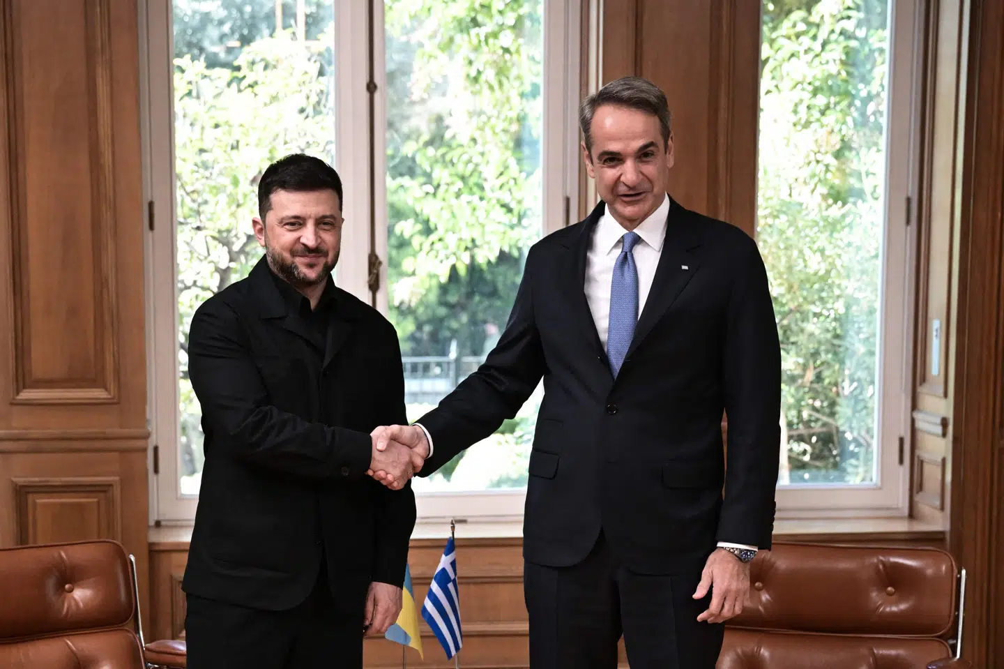 Ukraines præsident, Volodymyr Zelenskyj, giver hånd til Grækenlands premierminister, Kyriakos Mitsotakis, før møde i Athen.