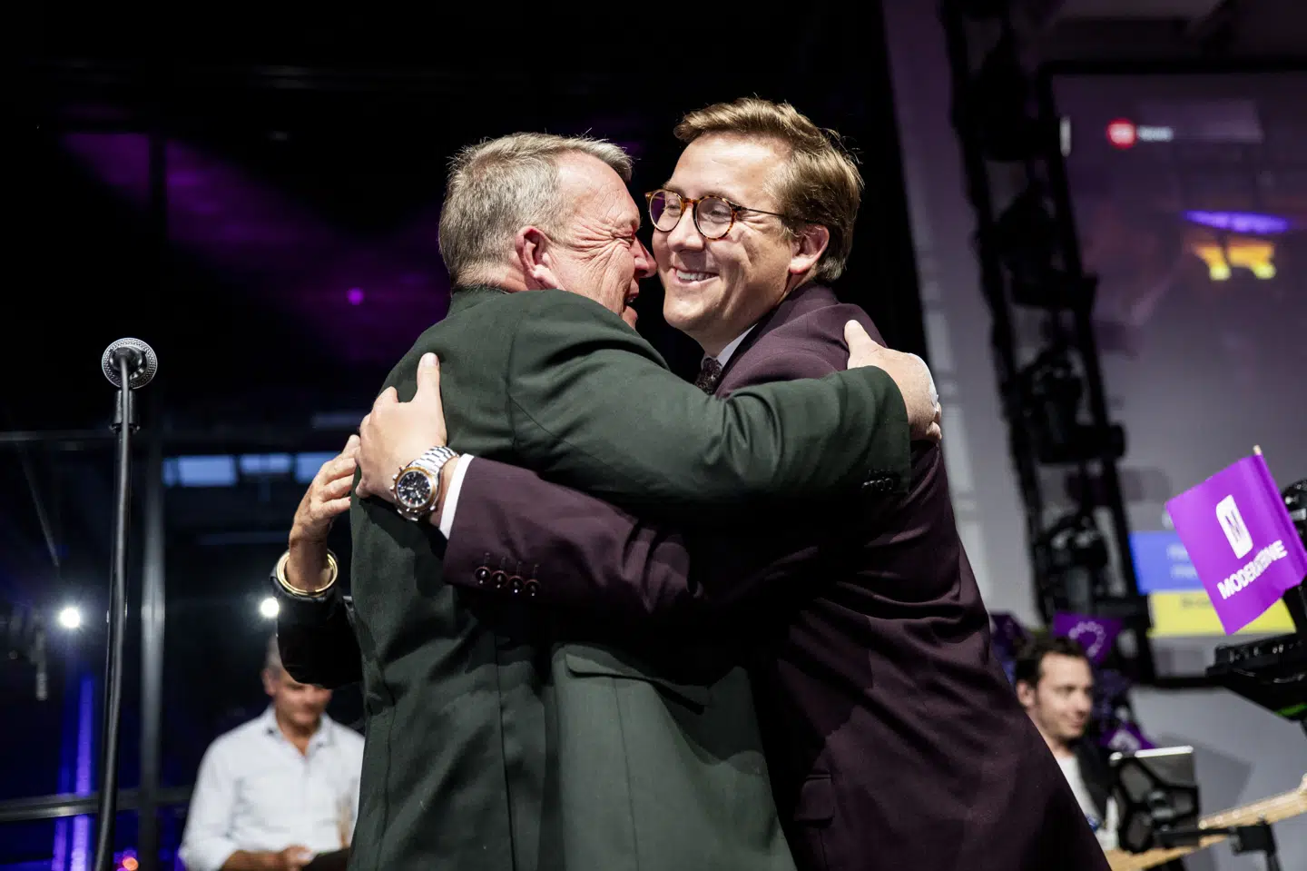 Lars Løkke Rasmussen og Bergur Løkke Rasmussen giver hinanden en krammer ved valgfesten hos Moderaterne i forbindelse med valget til EU-Parlamentet sidste år.