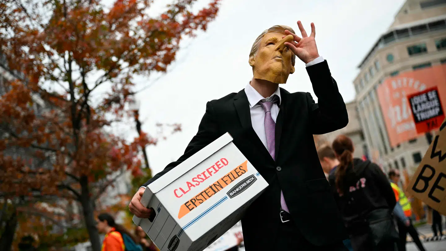 Flere har demonstreret for at Donald Trump skal udgive det meget omtalte Epstein-filer. Det har han nægtet, og det går også ud over hans popularitet, lyder det.