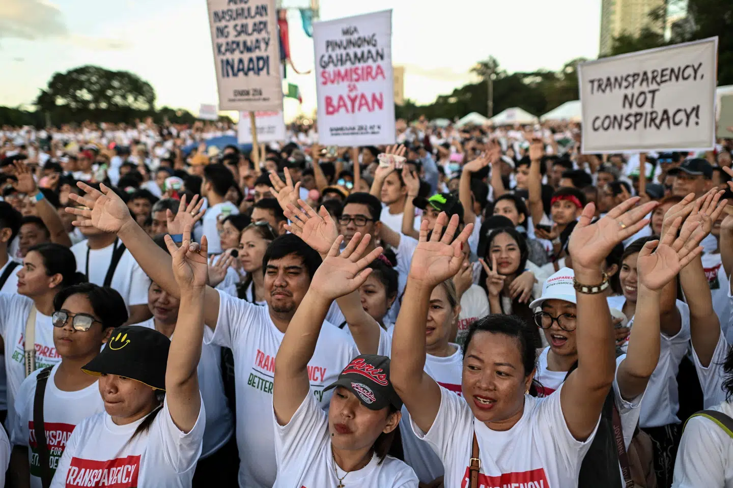 Medlemmer af kirken Iglesia ni Cristo er samlet i Manila på den første af tre dage med demonstrationer.