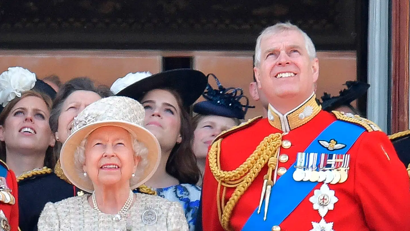 En amerikansk-britisk forfatter og journalist mener at vide, at dronning Elizabeth bærer en stor del af ansvaret for, hvor Andrew er endt i dag.