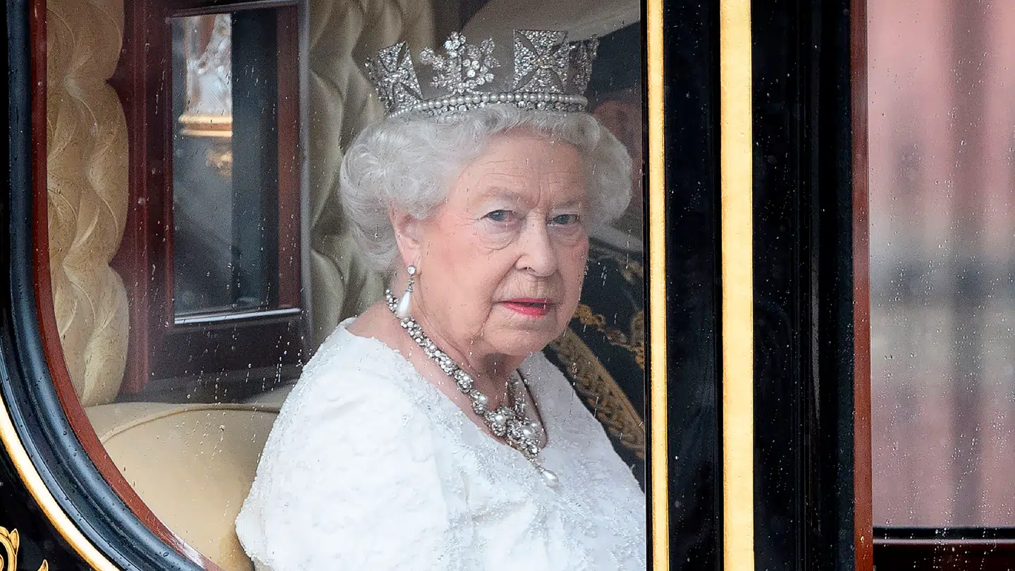 Dronning Elisabeth har holdt hånden over sin søn og eksprins, Andrew, påstår journalist og forfatter.