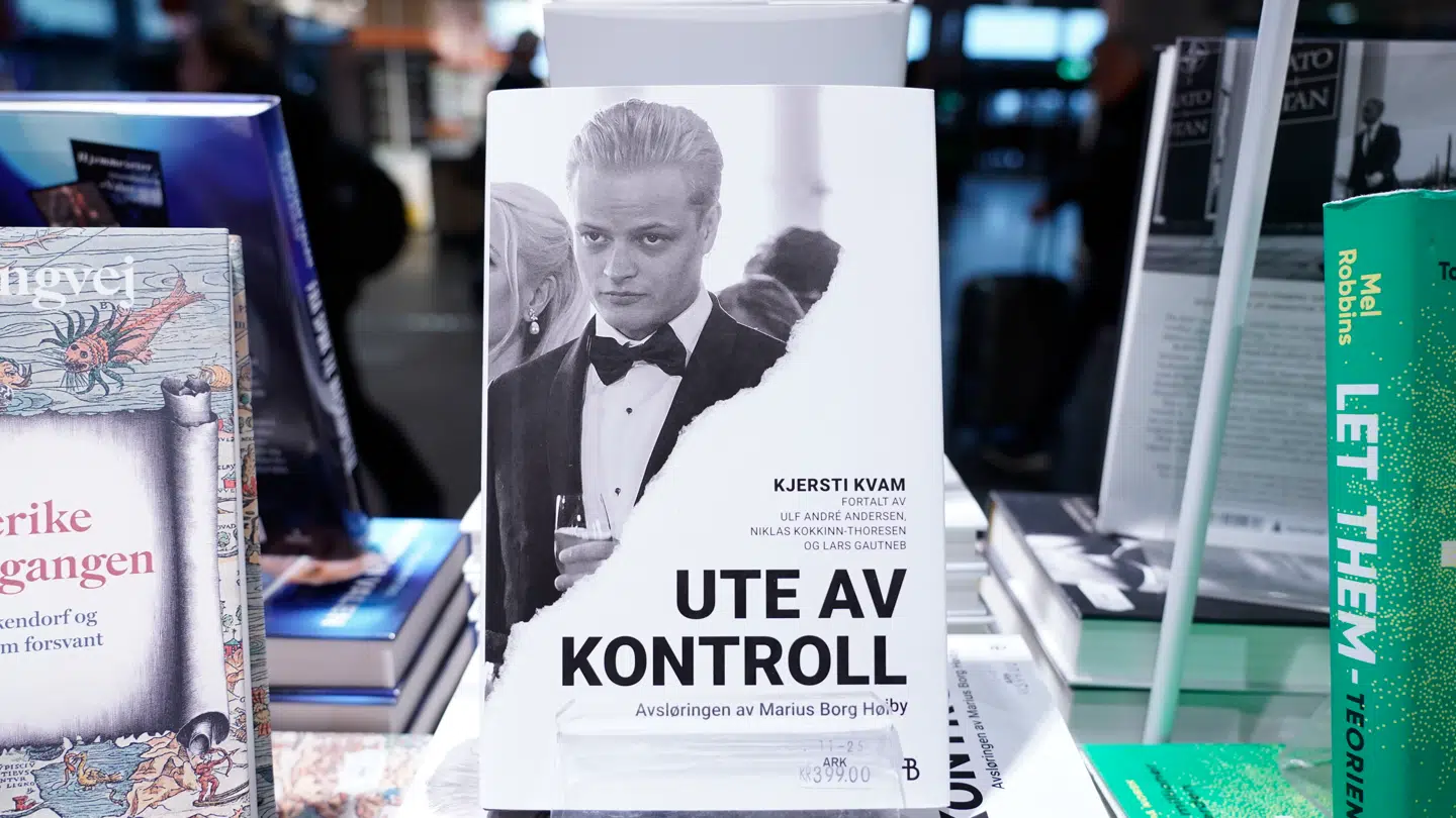 'Ude af kontrol'-bogen anklager den norske kronprinsesse, Mette-Marit, for at have holdt hånden over sin søn under den alvorlige sag imod ham. Bogen udkom onsdag og bygger på interviews med tre journalister fra det norske Se og Hør.
