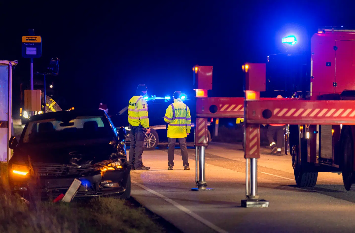 En sort personbil kolliderede søndag aften med en kabinescooter. En mand er fløjet til Rigshospitalet efter ulykken.