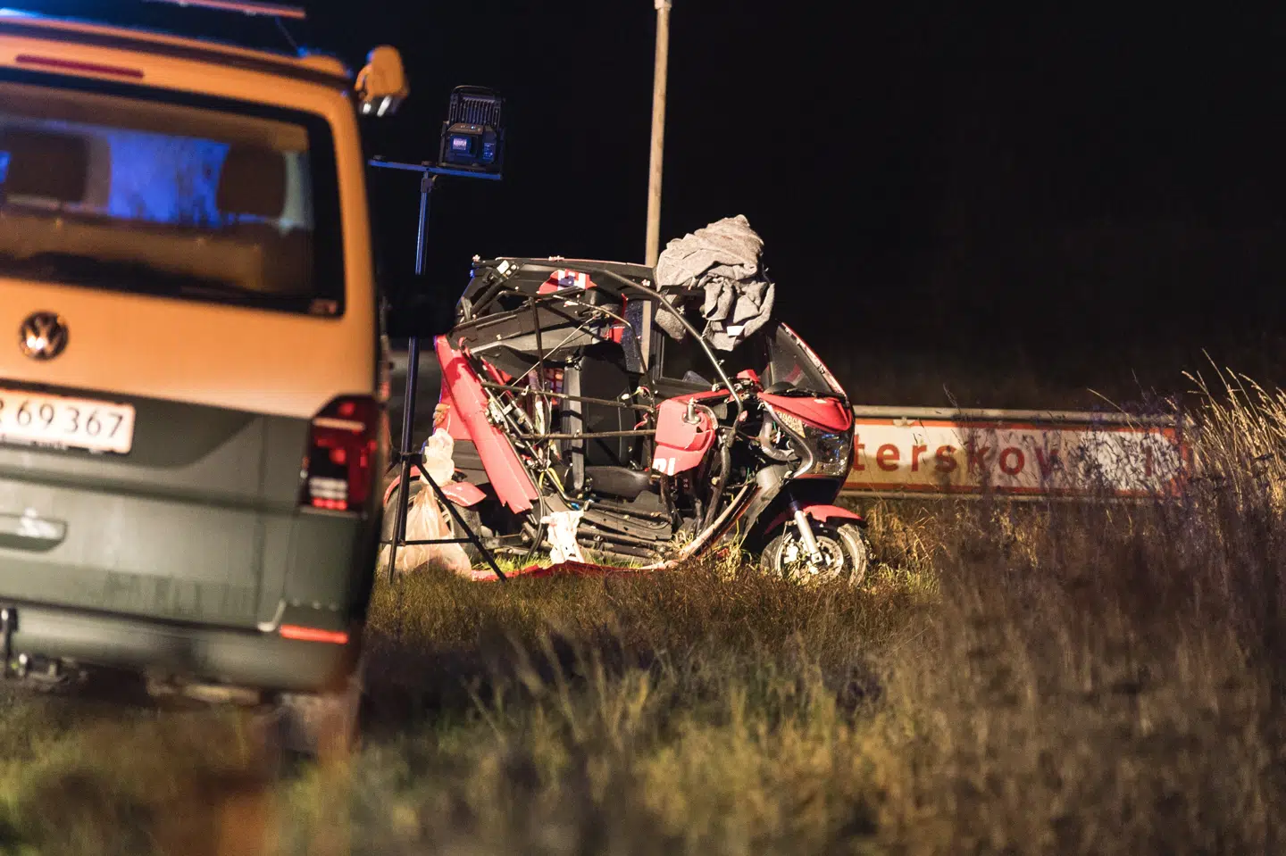 En kabinescooter er søndag aften kørt sammen med en personbil på Grønsundvej ved Bogø By. Føreren af scooteren er bragt til Rigshospitalet og er i kritisk tilstand.