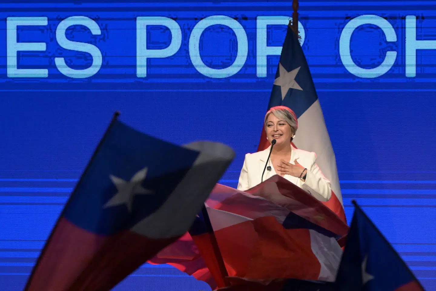 Kommunisten Jeannette Jara har ifølge de første valgresultater fået flest stemmer ved søndagens præsidentvalg i Chile. Det er dog ikke nok til at vinde valget - og derfor skal hun ud i en ny valgrunde mod højrefløjskandidaten José Antonio Kast 14. december.